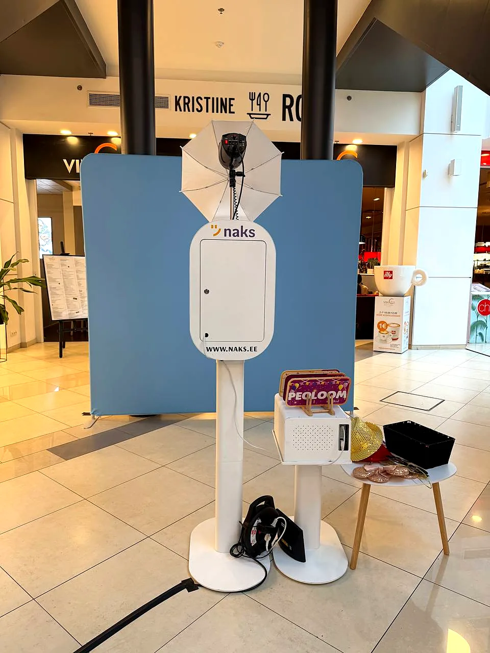 Naks fotoboks taustaga Kristiine keskuses