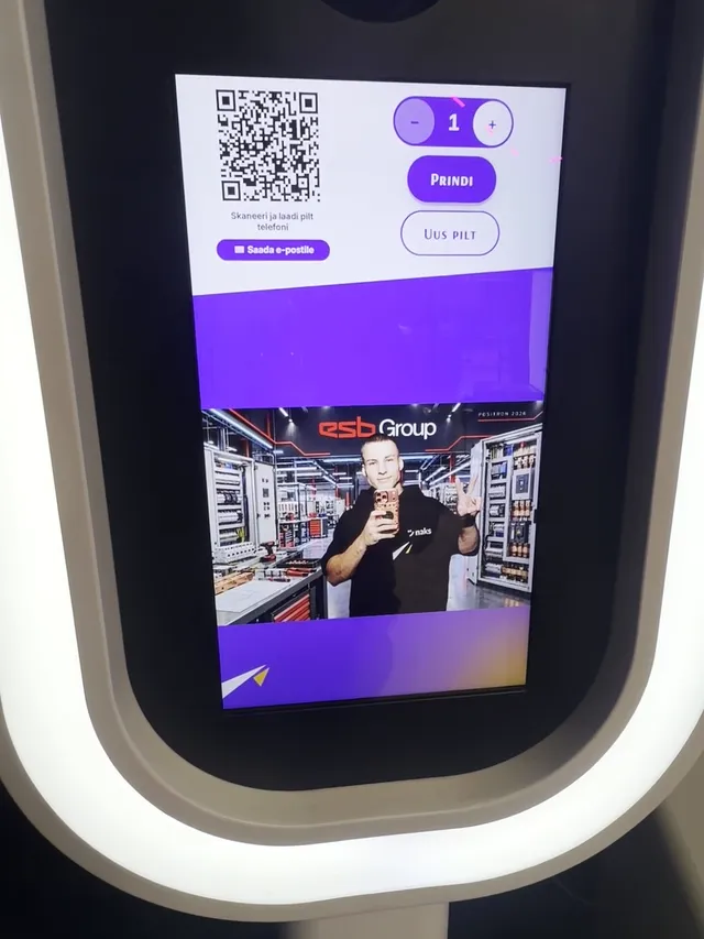 Fotoboksi ekraanil valmis AI-taustaga pilt ja QR-kood