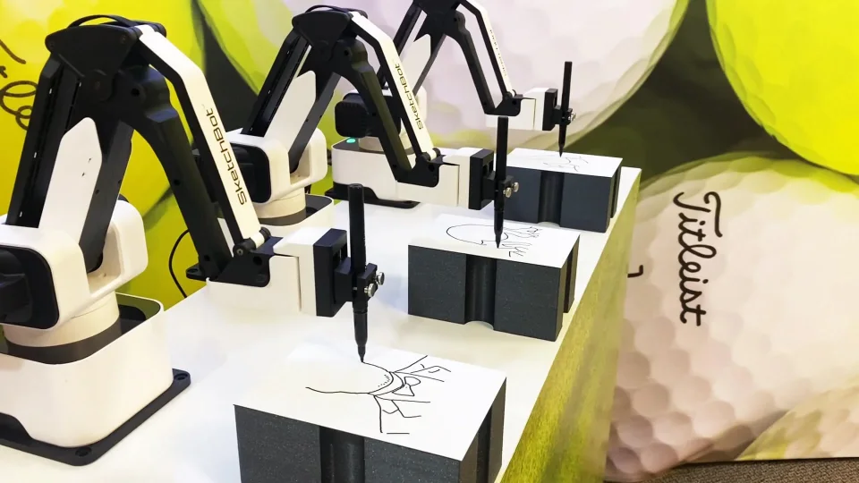 Naks robotkunstnik portreed joonistamas
